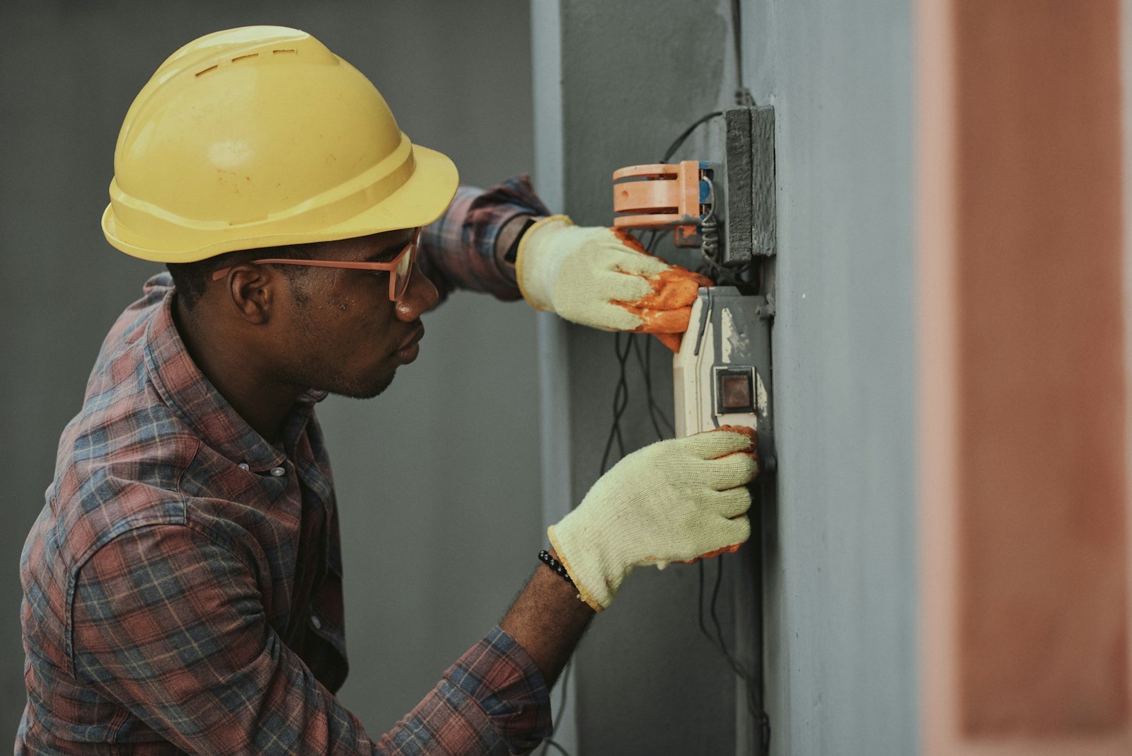 Calibrated pull tester applying load to a post-installed anchor fixing